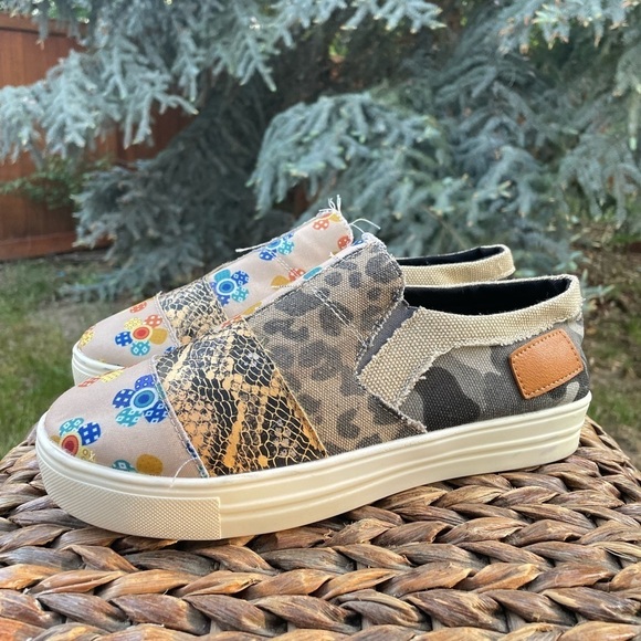 Patchwork Floral Leopard Canvas Slip On Fashion Sneakers. Women size 9 - Picture 3 of 7
